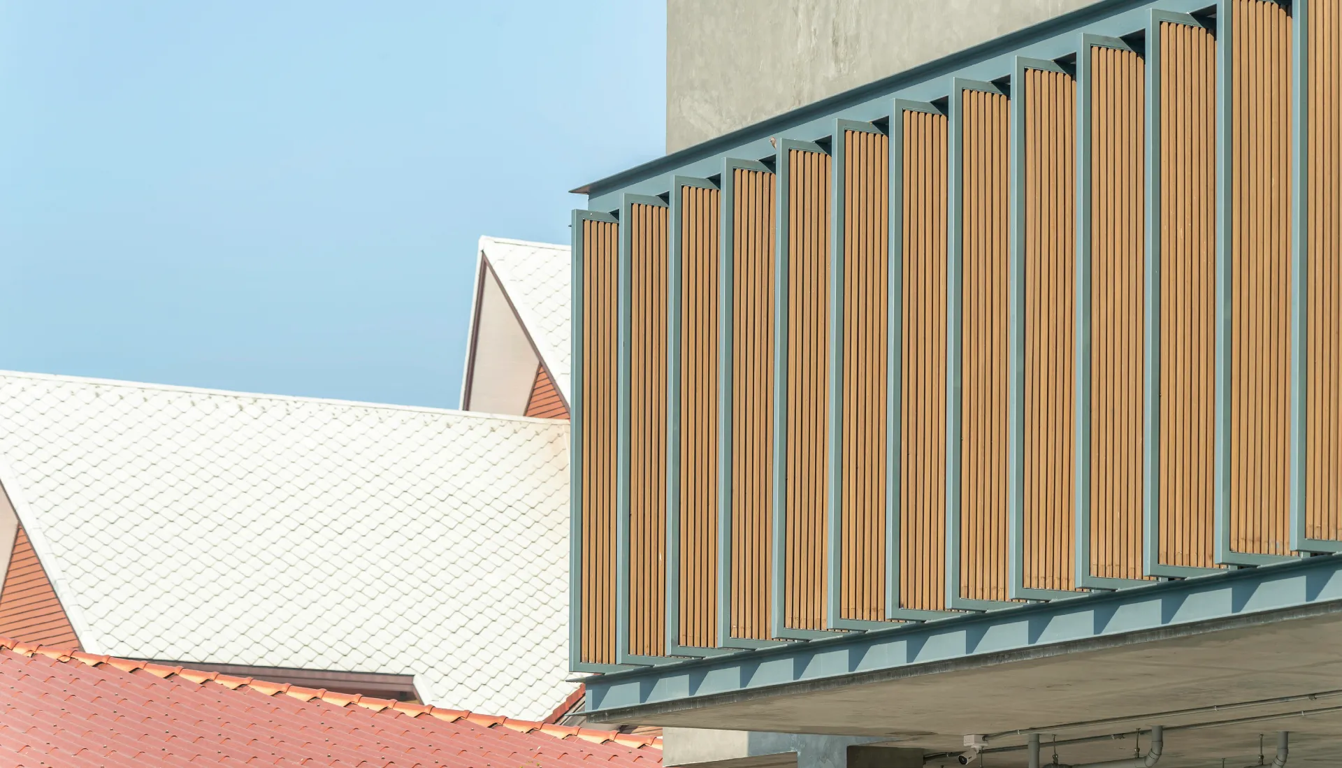 Commercial façade with aligned vertical brises · Color Teak